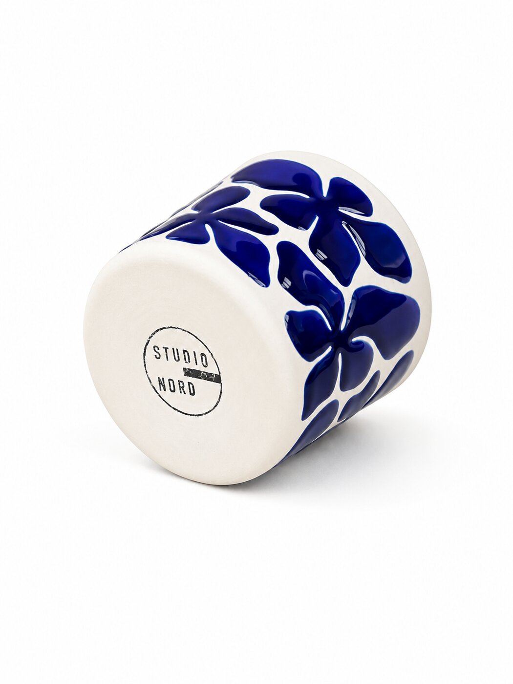 Studio Nord Ceramic — neue Tasse mit kobaltblauem Blütenmuster und Stempel
